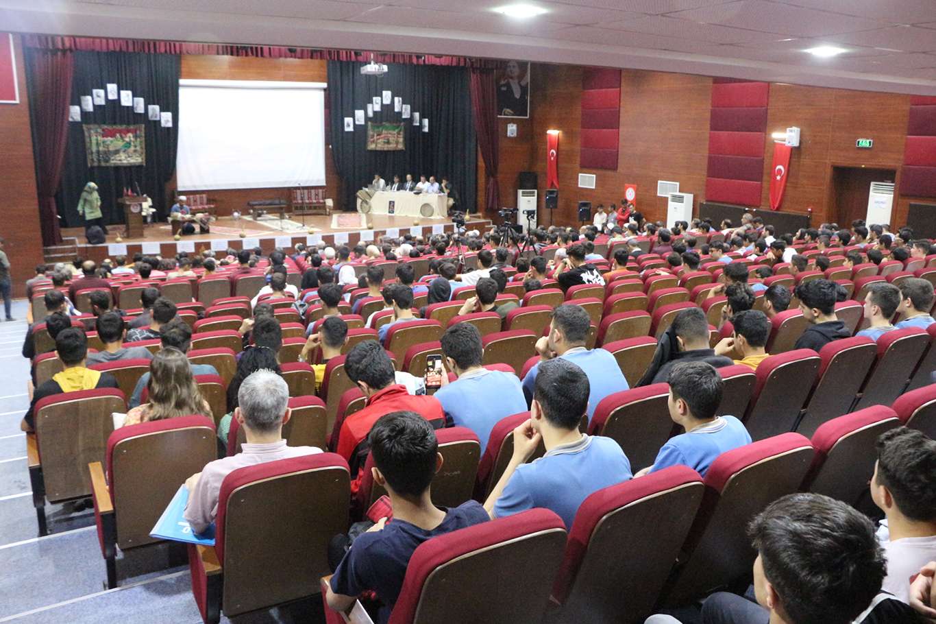 Mardin'de Ortaokullar arası Kürtçe Şiir Okuma Yarışması düzenlendi Mardin'de Ortaokullar arası Kürtçe Şiir Okuma Yarışması düzenlendi